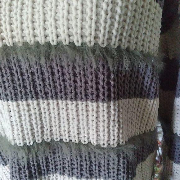 NWT Easel boxy Sweater with soft faux-fur accent along bold gray stripes. Sz. S - Picture 3 of 9